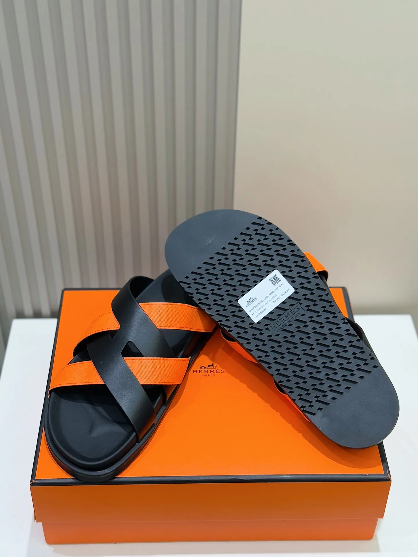 Batch 280 Hermes men's Kazimir slippers - top quality woven calfskin functional sandals, with interwoven uppers inspired by the "H" iconic pattern to create a casual look, perfect for summer. Imported cowhide + cowhide lining + rubber outsole Size: 38-44 (.45.46 customized)